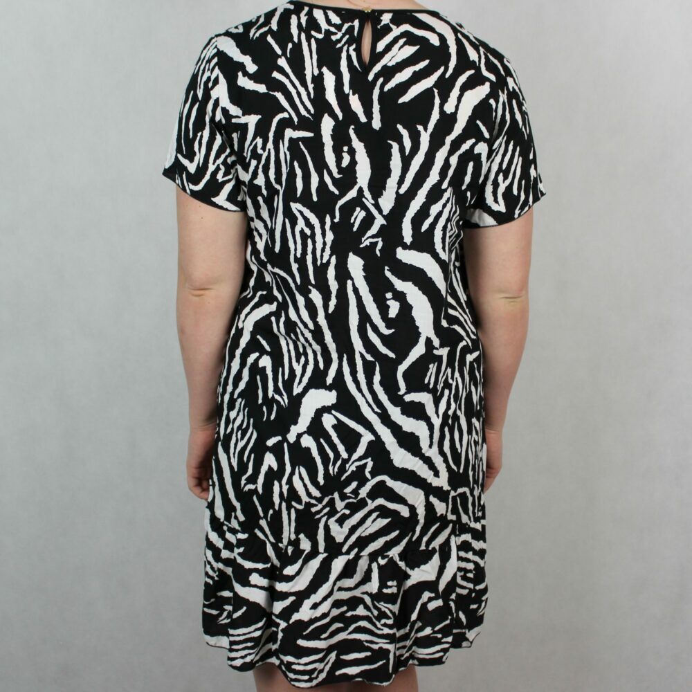 Sukienka z falbanką zebra Plus Size